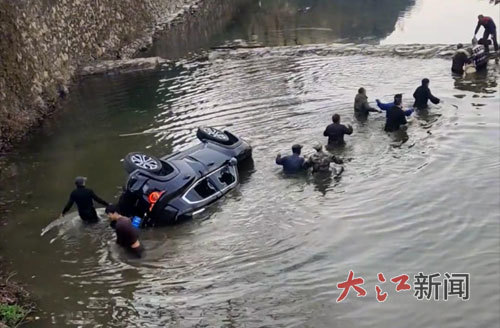 1月22日上午，瑶里镇一辆小车坠河后，10余人跳入水中救出被困人员。