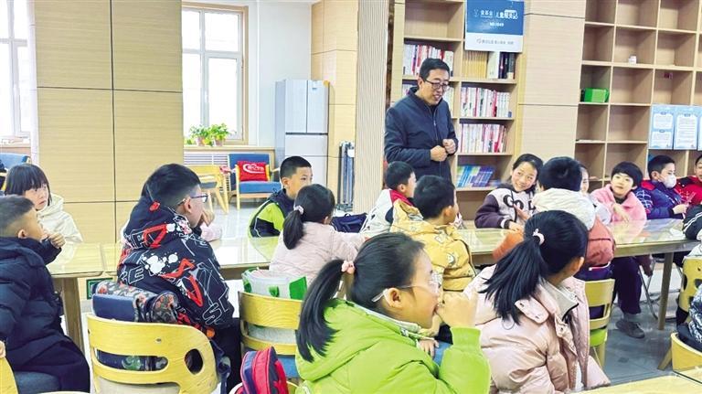 孩子在托管班里开启趣味假期　赵万山　摄