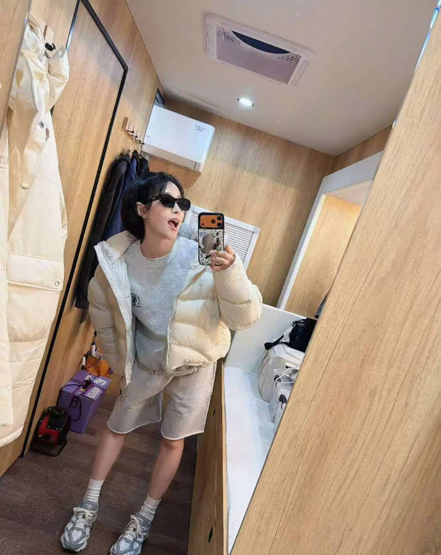 搜狐娱乐讯 近日，宋茜分享生活自拍，多组私服 look简约随性，短发造型尽显利落俏皮。