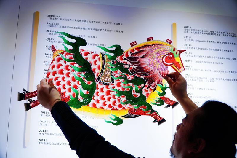 图为,李向宇将传统文化与现代创意相结合,打造出皮影形式的马年文创产品。