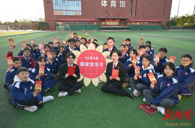 （2025年12月3日，怀化市鹤城区人民法院干警进校园开展法治宣讲活动。）