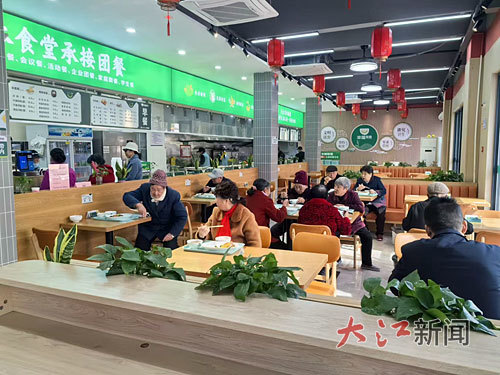 青云谱区洪都街道洪光社区幸福食堂内老人正在用餐。