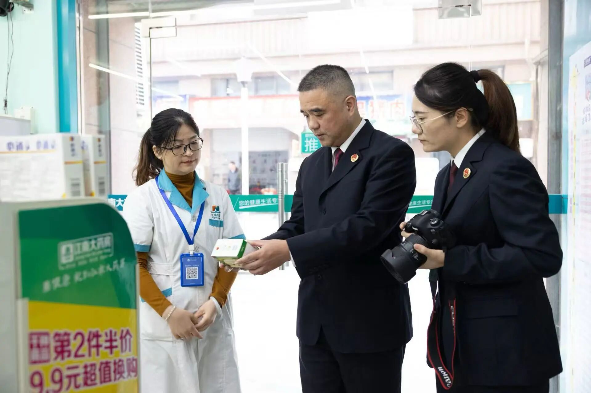 图为区检察院在“食药安全益路行”专项行动中走访辖区药店。