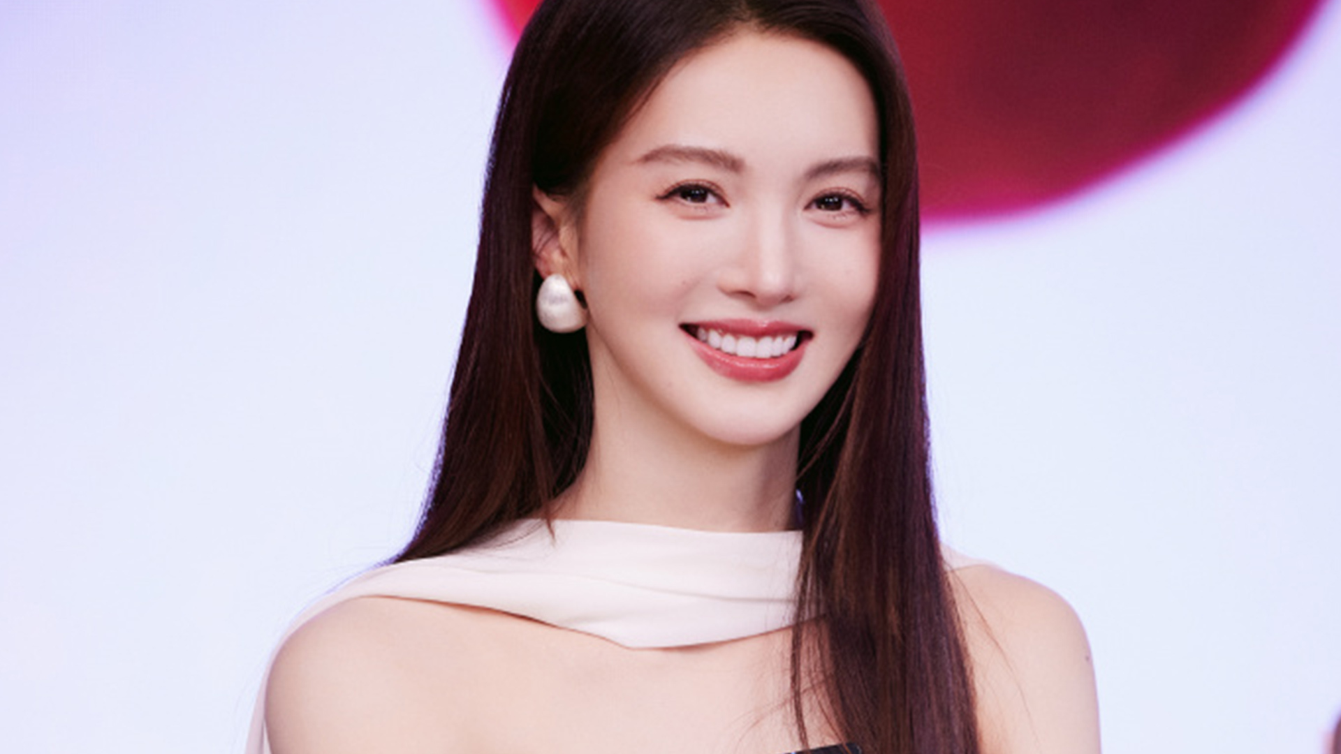 演员金晨被曝肇事逃逸让助理顶包，娇韵诗删除金晨直播预告，客服回应：目前暂无金晨直播计划