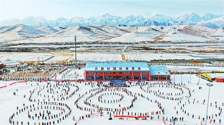 在甘肃省高山滑雪系列赛（武威天祝站）暨天祝县冬春季旅游活动启动仪式上，千人表演锅庄舞。