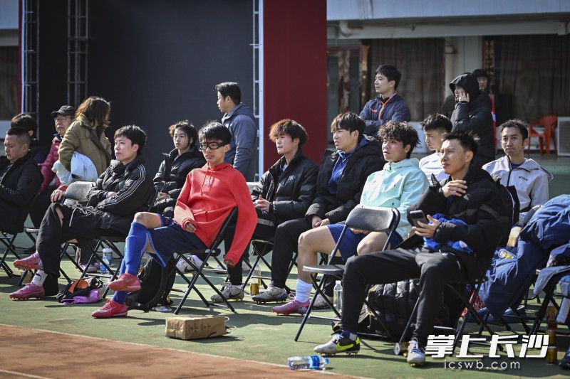 候场的报名球员。前排右一为陈真。