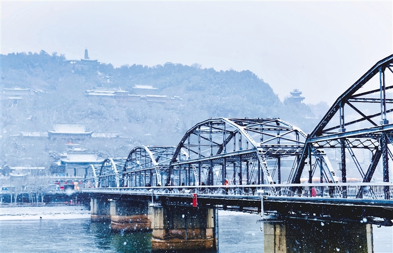 一场瑞雪降临兰州，中山桥在雪花的装点下，宛如一幅绝美的画卷。