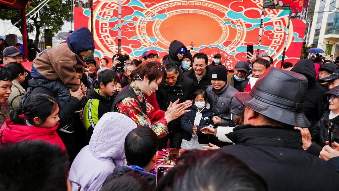 市民近距離觀賞魔術(shù)師表演