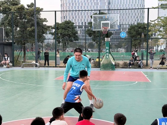 深圳龙华润庆翔篮球俱乐部举办公益活动 职业球员与青少年以球会友