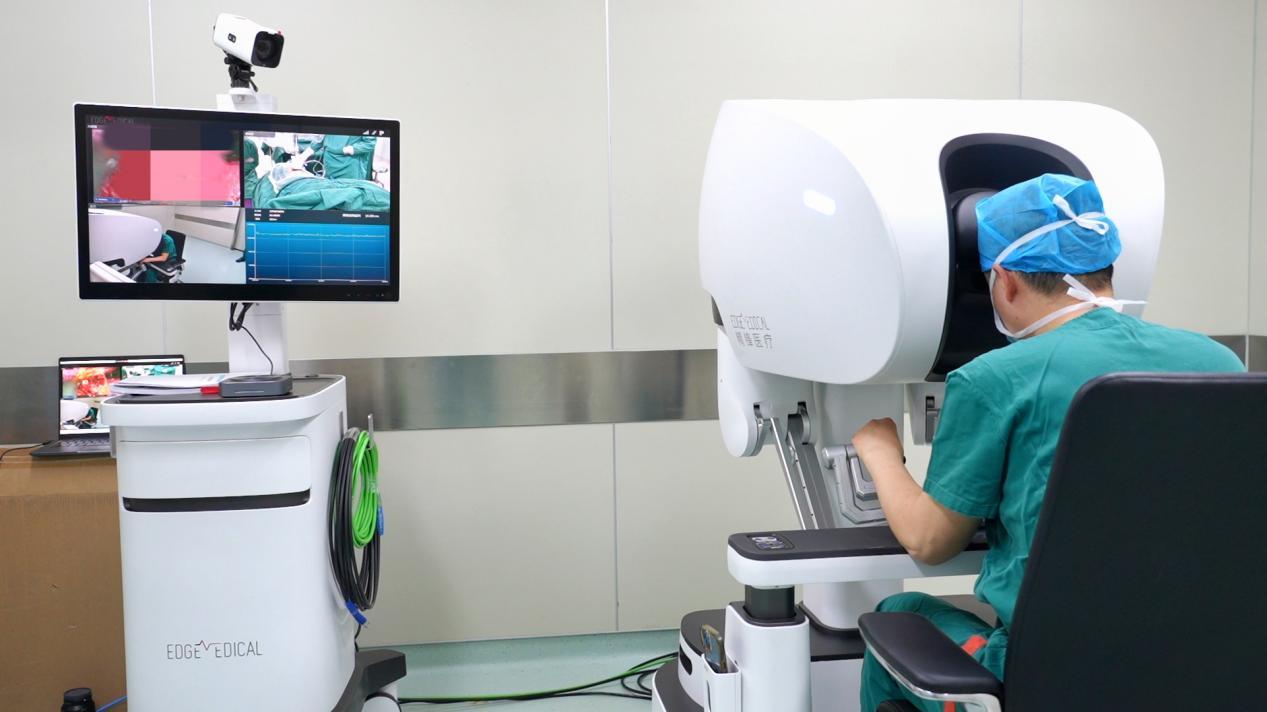 江苏省肿瘤医院手术室内，杨杰主任手术中