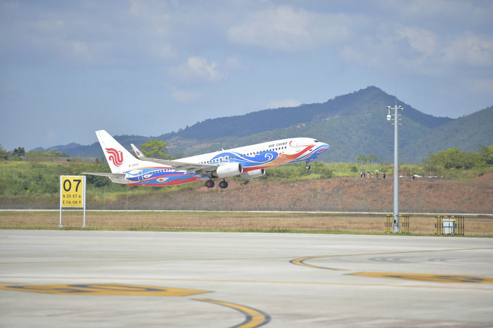 2025年9月28日，CA8697航班飞抵赣州瑞金机场。当天，江西赣州瑞金机场正式通航运营。 新华社发（杨鑫 摄）