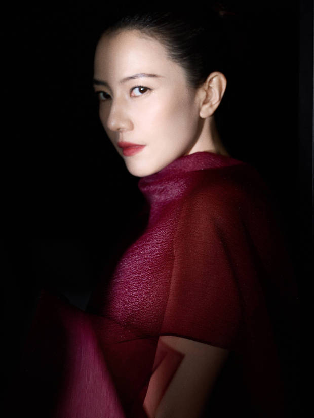 高圆圆眼神超A，气场全开。