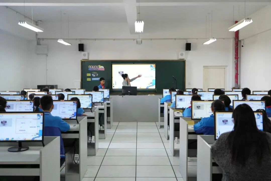 鹰潭市第十二中学智能信息化教室