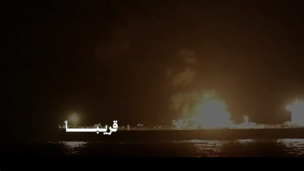 胡塞武装发布的短视频中的船只起火画面,配文写道“很快”。图源:外媒报道配图