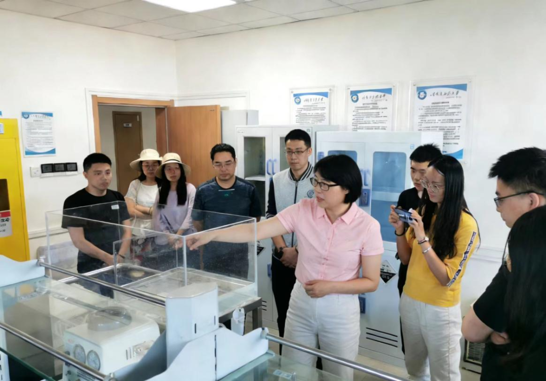 薛云为学生介绍放射性废水处理装置