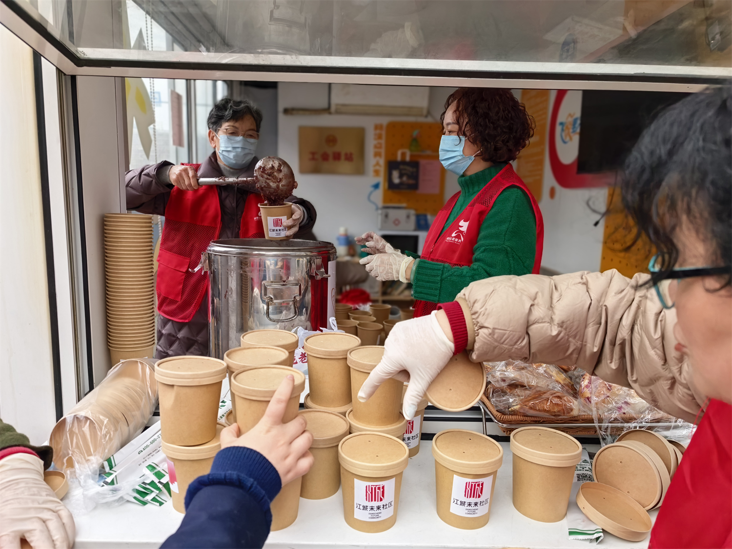 粥香暖寒冬 情系守护者——鄞州区福明街道江城未来社区联合爱心伙伴为一线分类劳动者送上腊八温情