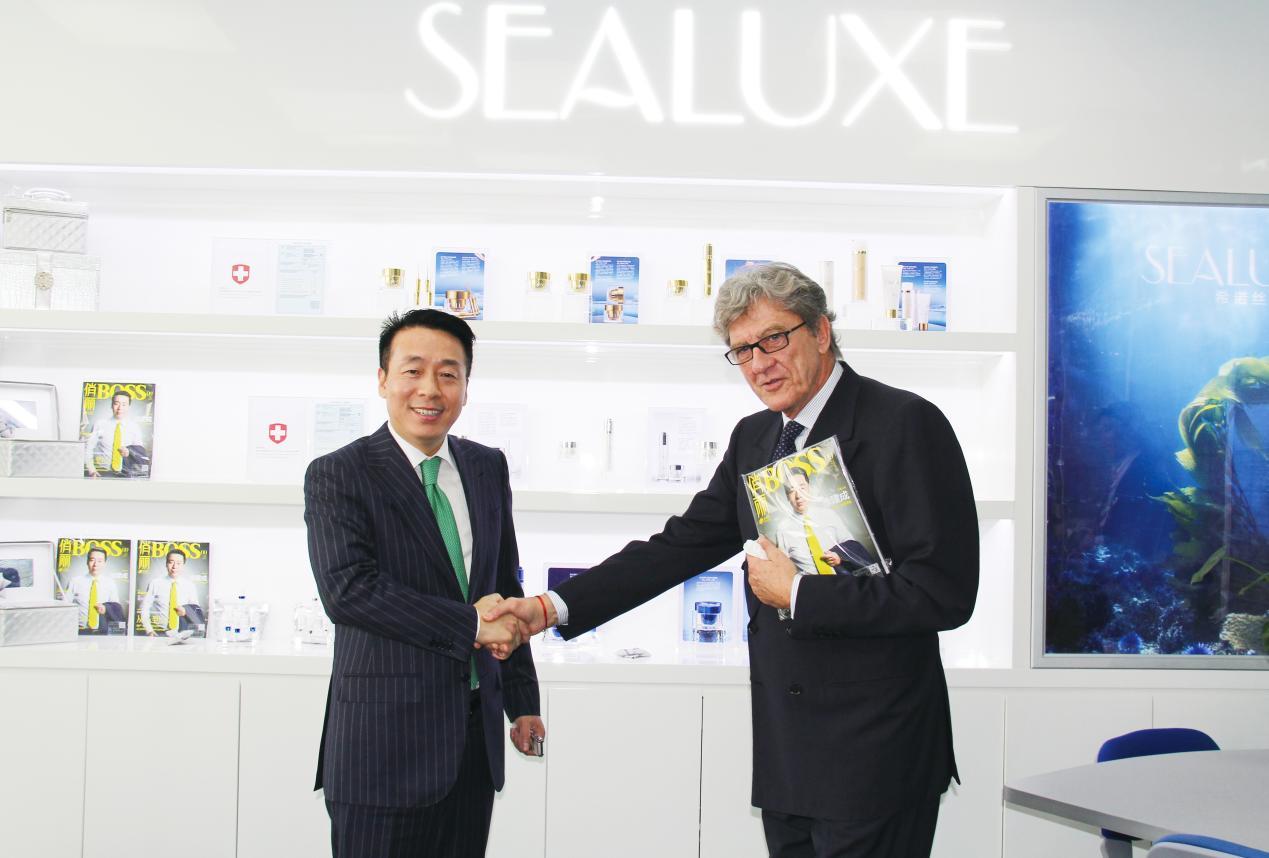 ▲徐建成与意大利INTERCOS集团董事长Dario Ferrari合影