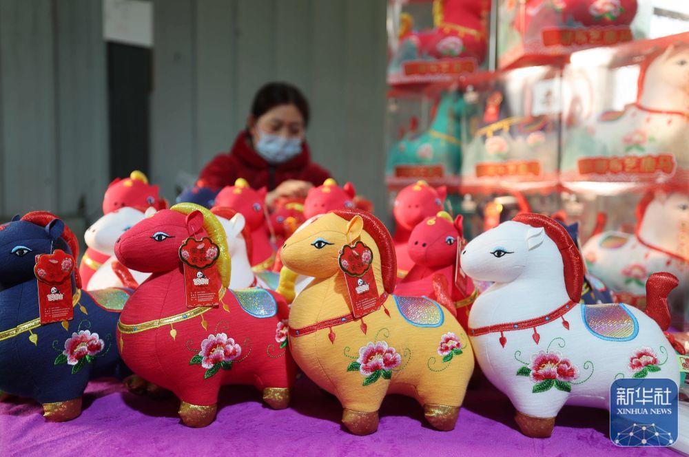1月16日,在山东省临沂市沂南县界湖街道一家玩具生产企业,工人在制作国潮布艺唐马。新华社发(王彦冰 摄)