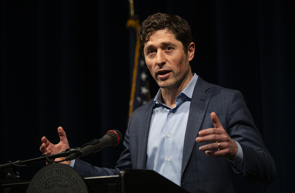 当地时间2026年1月22日,美国明尼苏达州明尼阿波利斯,市长雅各布·弗雷在记者会上讲话。近期,联邦探员大量涌入该地区,弗雷和其他地方官员因此受到特朗普政府的批评。