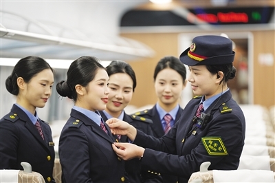 图②为国铁南昌局南昌客运段直达车队组织开展乘务员业务培训。