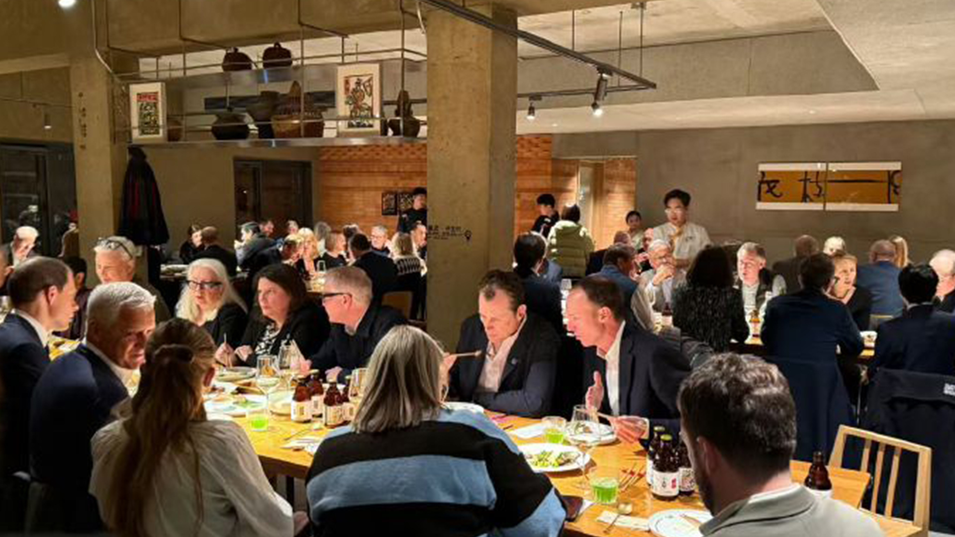 英国访华团全员用筷子不让上刀叉，斯塔默用筷子用得很好