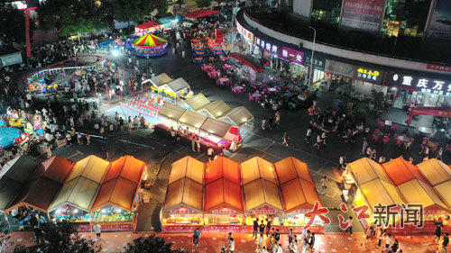 上高县银海夜市一条街热闹非凡。 大江网视觉江西陈旗海摄