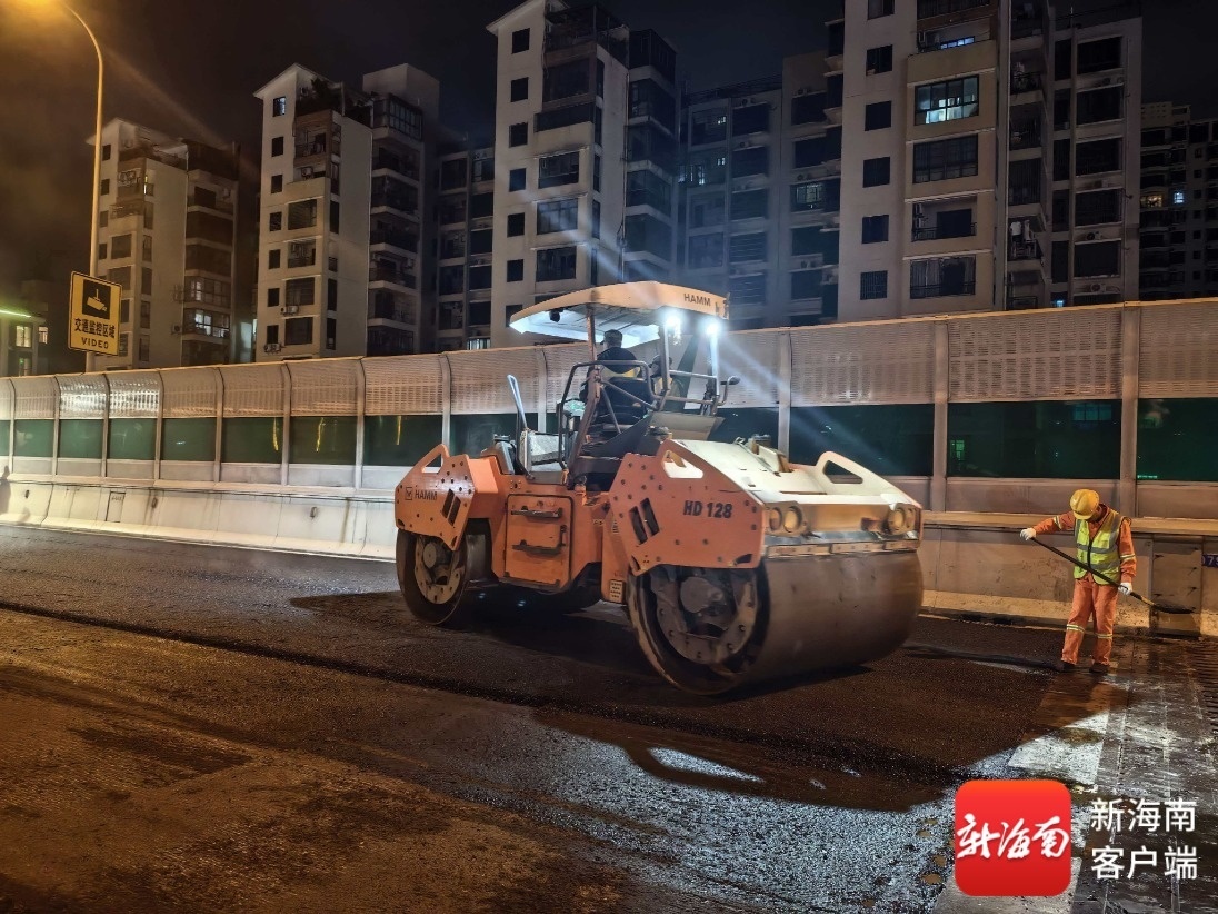 海秀快速路沥青翻新施工现场。记者 李文韬 摄