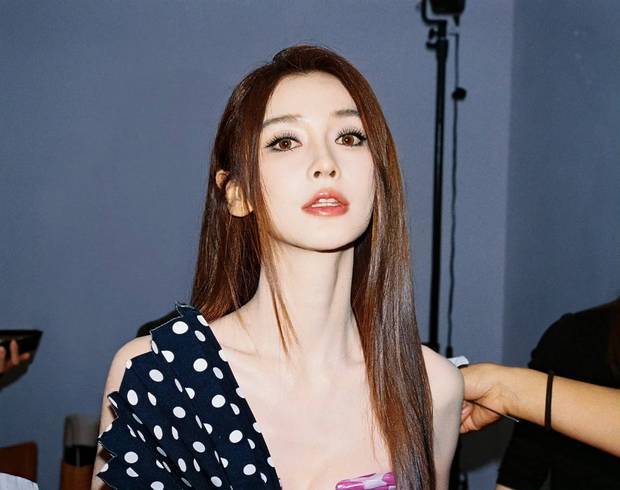 杨颖抬眸望向前方，妆容精致。