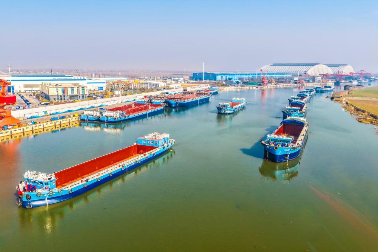 (济宁能源集团与宁德时代电船科技有限公司“50艘纯电动力船订单签约暨首批5艘多用途电船交付活动)