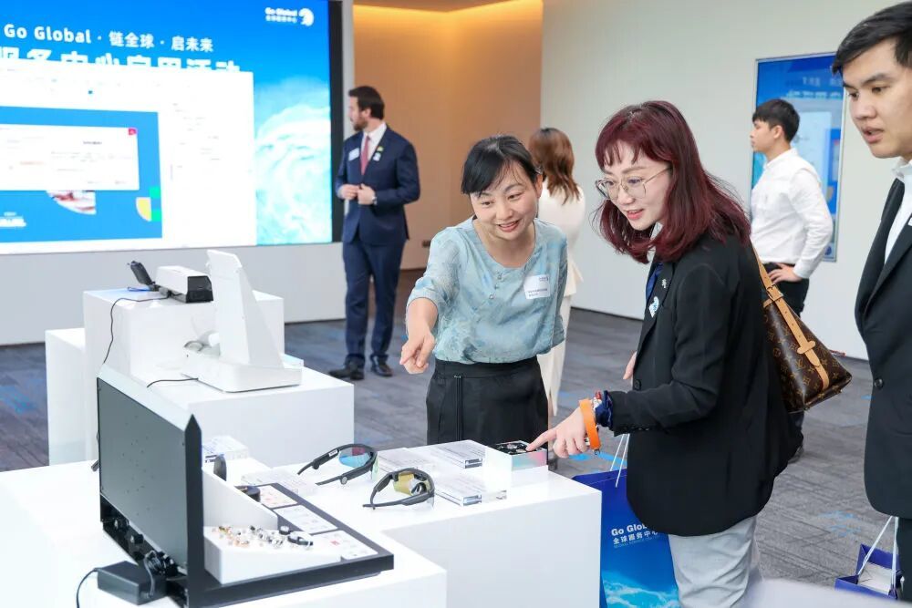 2025年4月29日，来访者在位于深圳市南山区的全球服务中心企业产品展示区域参观。新华社记者 毛思倩 摄