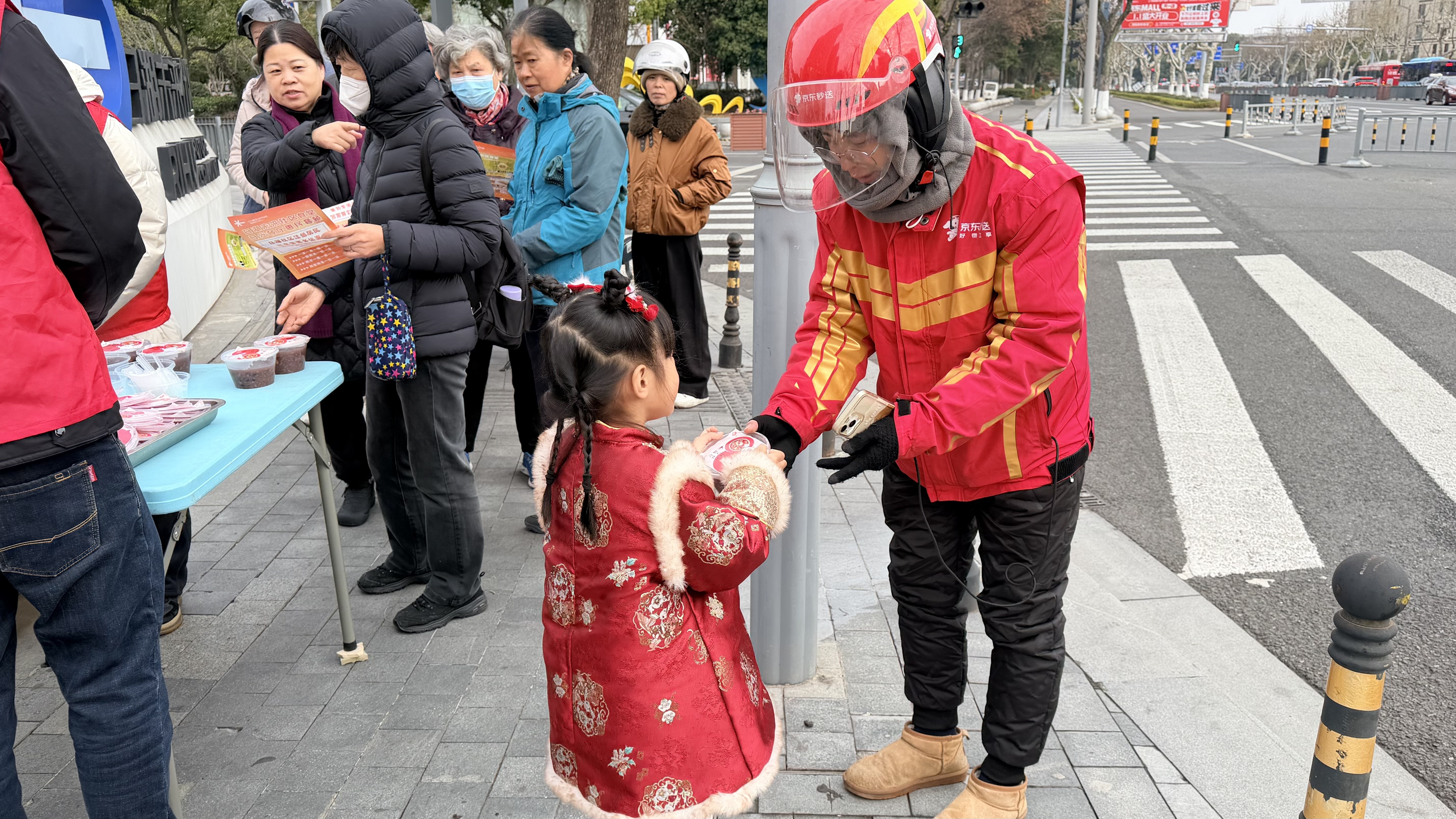 粥暖腊八 情系一线 江北“娘家人”开展暖心劳动者行动