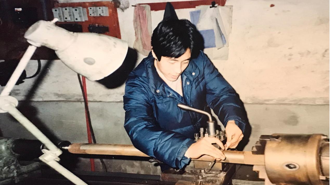 ▲1988年,徐建成在上海松江塘桥村车床厂做车工