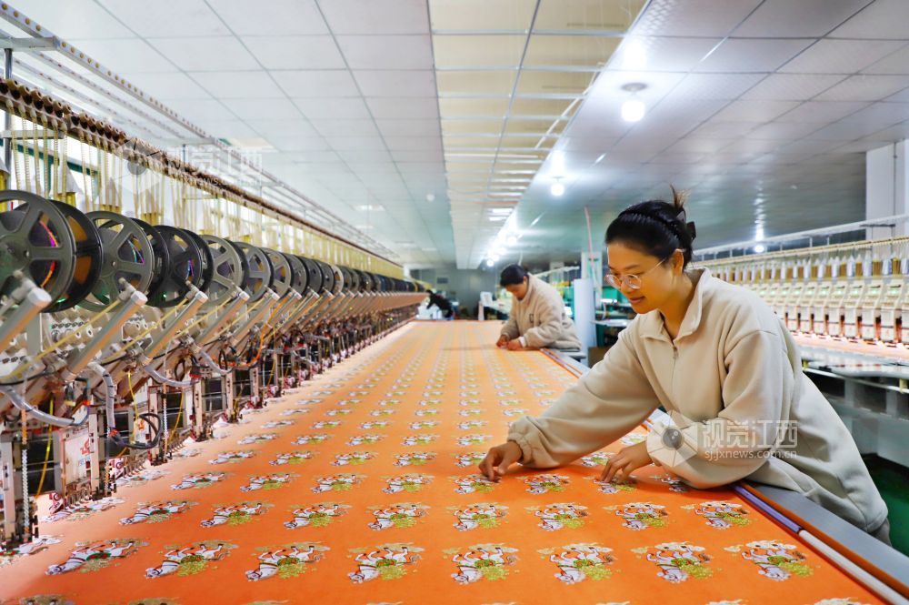 江西新余：赶制文创订单迎新年（图）