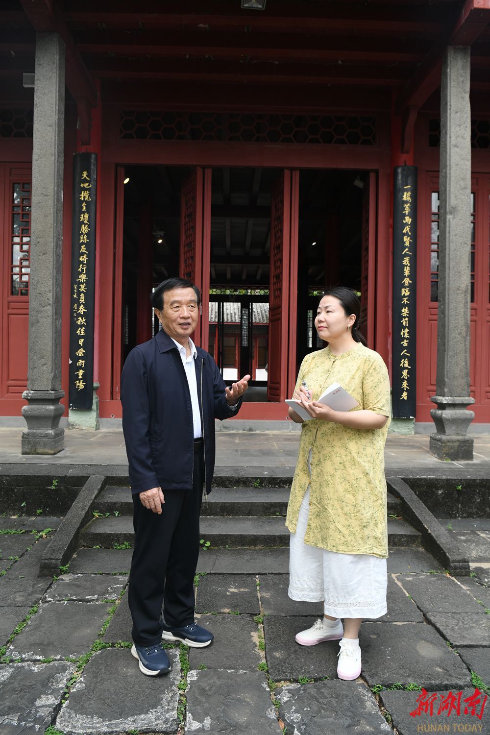 阮忠（左）为湖南日报全媒体记者解联。