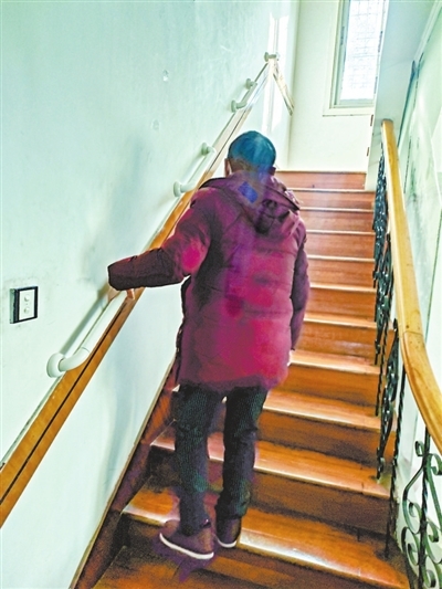 墙上安装扶手。