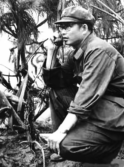 1984年,廖锡龙同志在前线指挥作战。