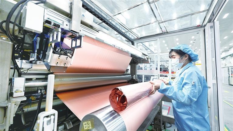 甘肃海亮员工在整理铜箔卷　兰州新区报记者　罗晋业　摄