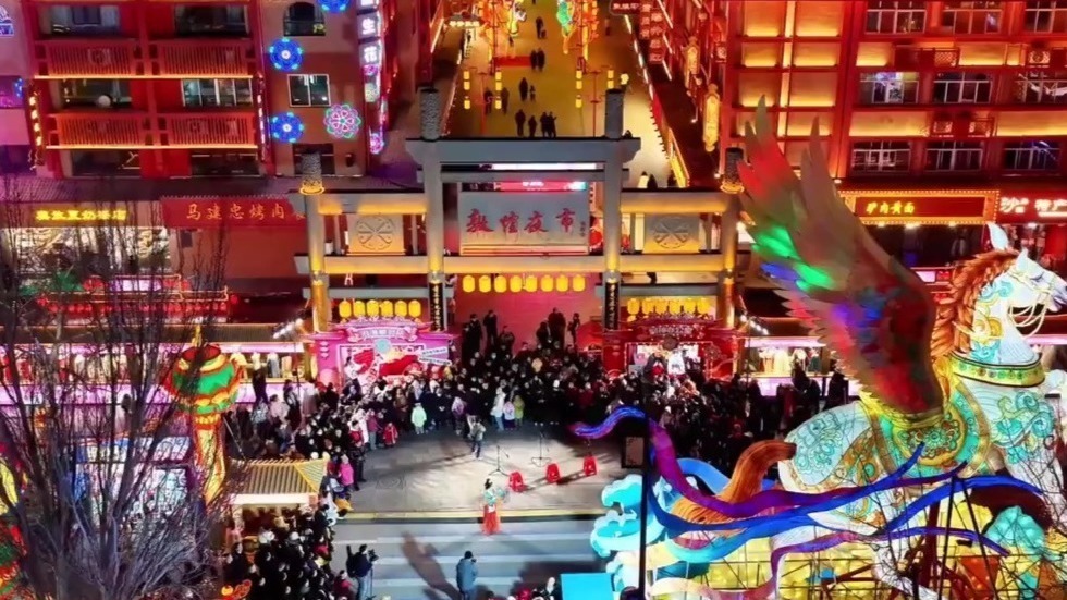 敦煌闪亮“灯”场圈粉游客