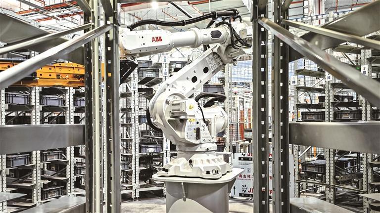 西安康明斯发动机有限公司生产车间内,工业机器人在作业(资料照片)。 群众新闻记者 许奥博摄