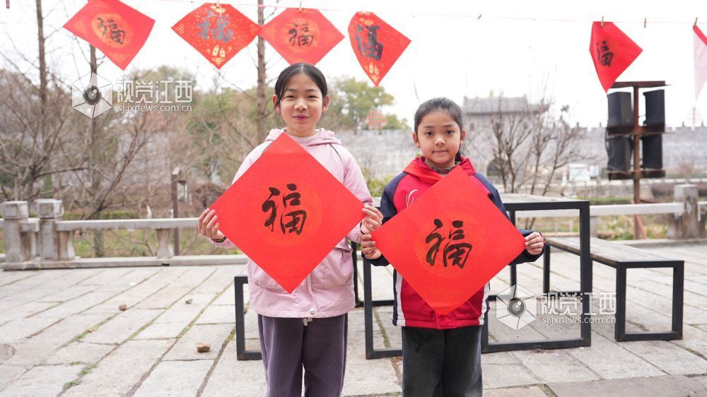 1月29日，江西省永丰县恩江镇塘仔角开展“迎新春 写春联 送祝福”活动，把浓浓的年味和新春的祝福送到社区居民群众的手中、心上。
