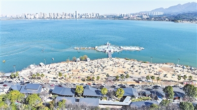 山湖同城，怡乐其间。