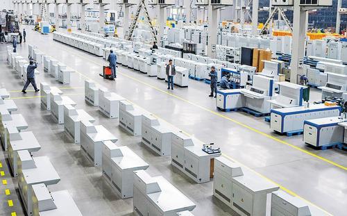 1月6日，唐山百川机器人共享制造工厂，工人在车间运输物料。本报记者 赵杰摄