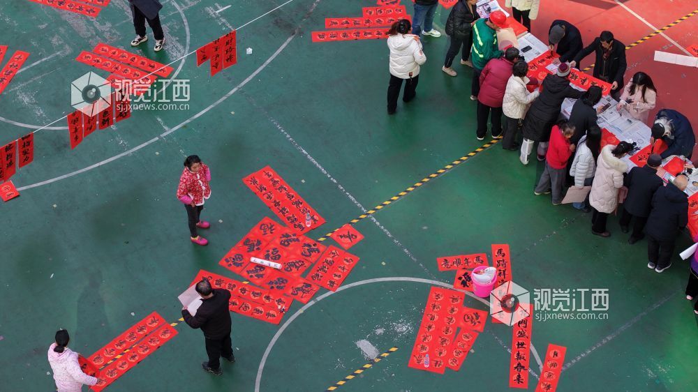 书写春联送祝福，新余书法家现场挥毫为居民添年味