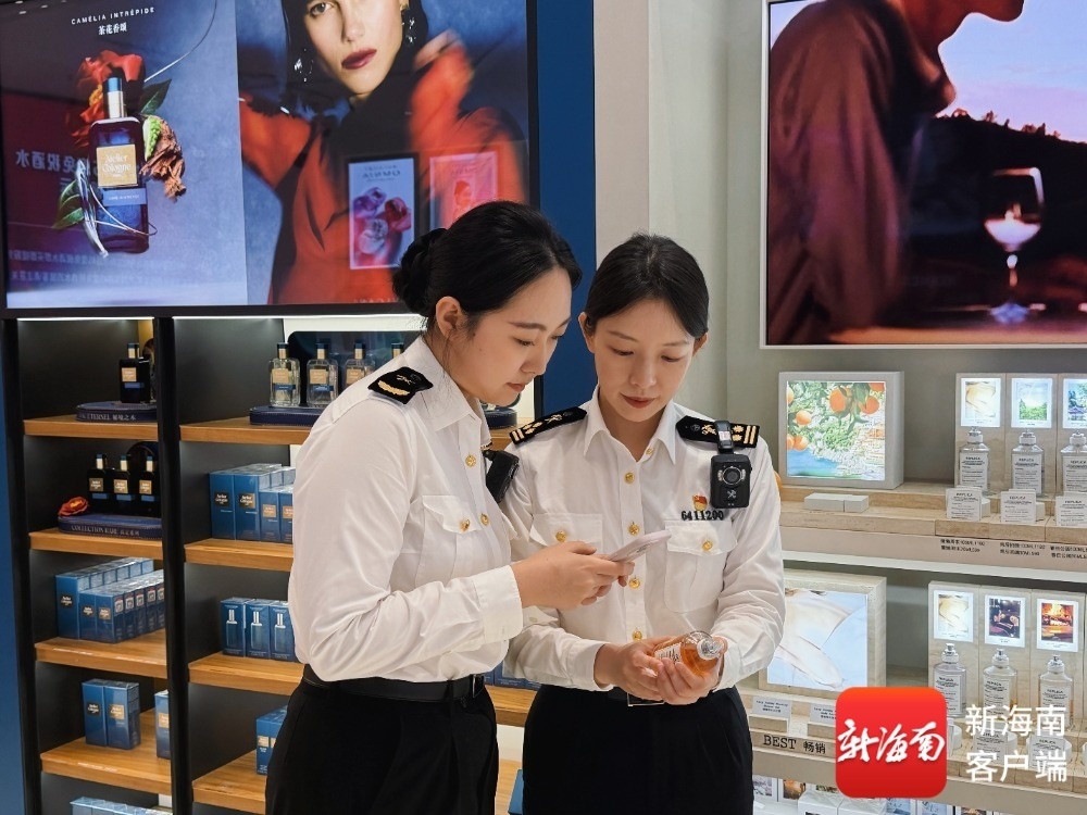 海关关员在中免凤凰机场免税店核验免税商品试用装溯源码。海口海关供图