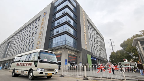 梅岭雪境部落景区直通车明日开通。