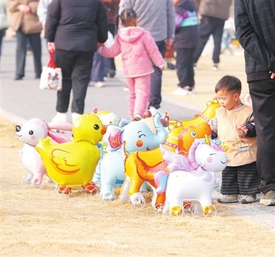 孩童在挑选心仪的玩具。