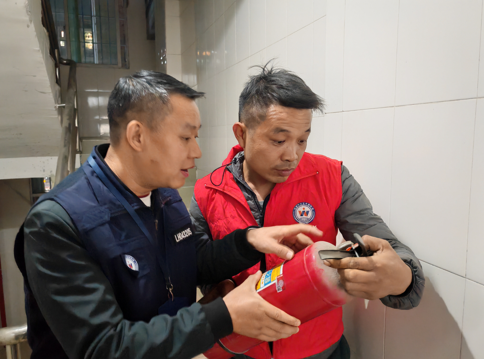 大浪街道深化“网格+楼栋长”联动机制，夜间巡查筑牢岁末年初“安全屏障”