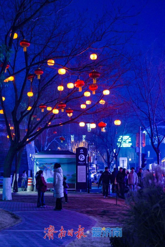 红灯笼缀满明湖岸 泉城夜色年味浓