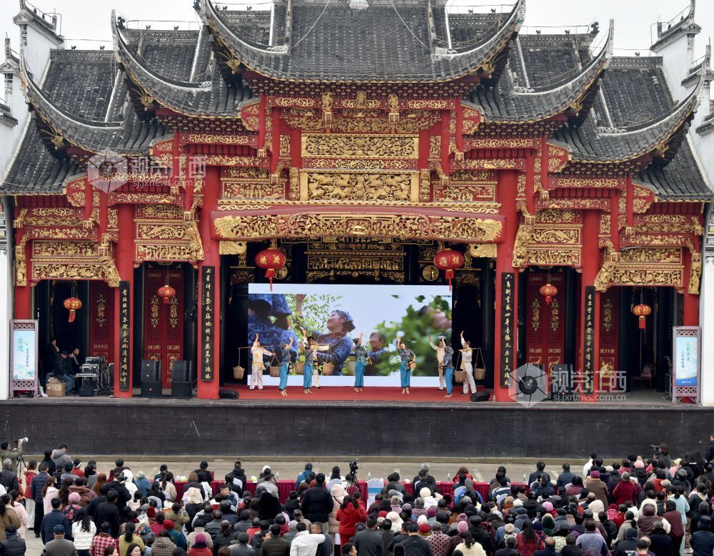 2026年1月26日，在江西景德镇市乐平市接渡镇子安社区杨子安村古戏台上，来自景德镇非遗“村晚”活动的演职人员正向当地村民表演精彩的采茶戏《补碗》。