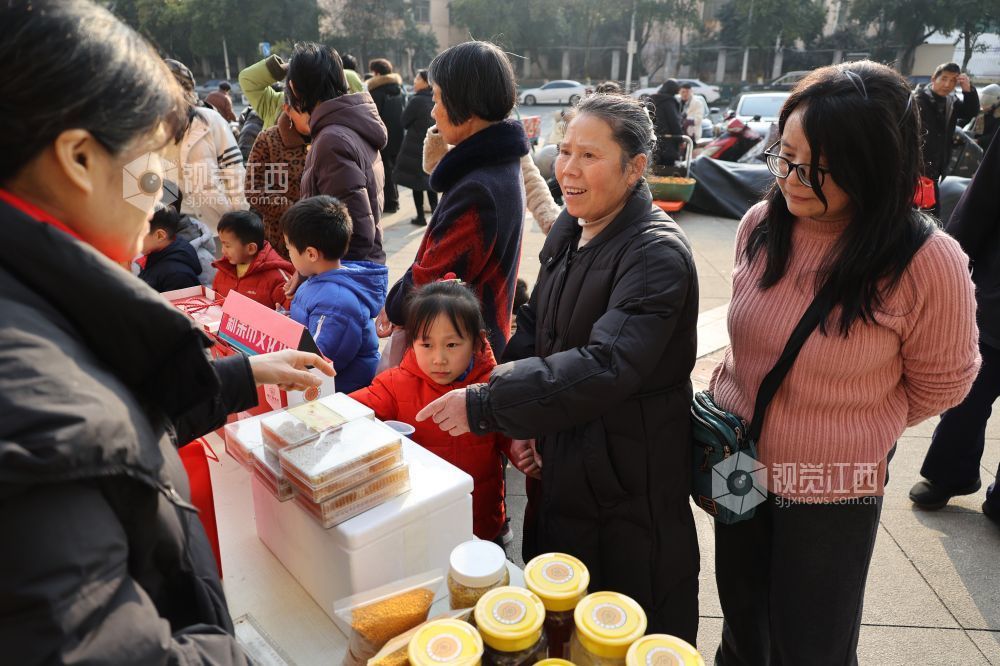 江西新余:非遗年货走俏社区(图)